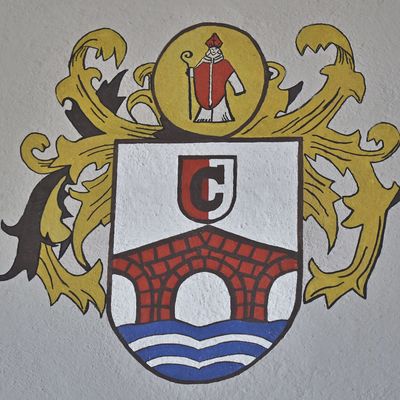 Den Rittersaal ziert auch eine frühere Variante des Krottorfer Wappens, in dem noch ein C zu sehen ist, wurde der Ort doch einst mit C, also »Crottorf« geschrieben