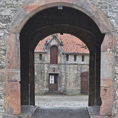 Durch dieses Portal geht es von der Vorburg auf den Innenhof des Schlosses