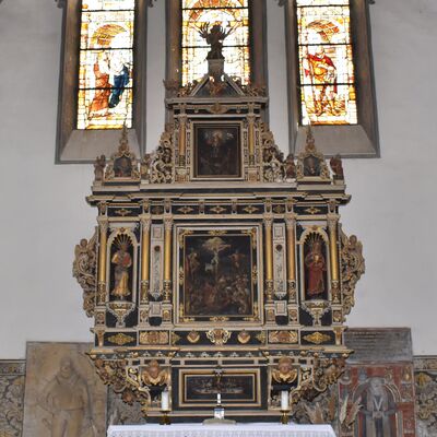 Der mehrgeschössige Altar der Gröninger Martini-Kirche ist unter anderem mit reichlich Ornamenten ausgestattet und hat im Mittelteil zwischen doppelten Säulenstellungen ein Kreuzigungsbild.