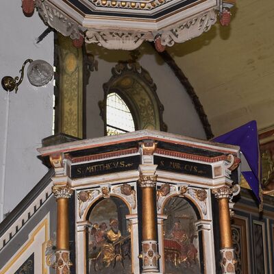 Die Kanzel der Gröninger Martini-Kirche verfügt nicht nur über Reliefs der Evangelisten, sondern auch über üppige Ornamente.