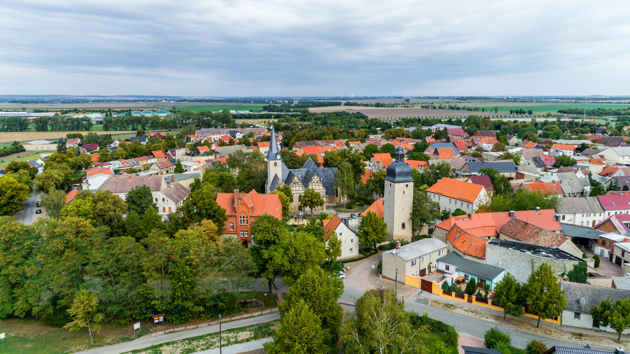 Kroppenstedt aus der Luft - Eulenturm, Martinikirche und Kindertagesst&auml;tte