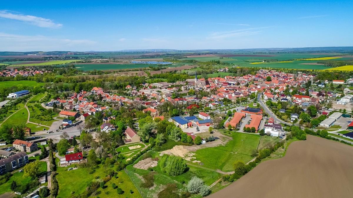 Luftbild der Stadt Gröningen mit Schulzentrum und Shopzeile