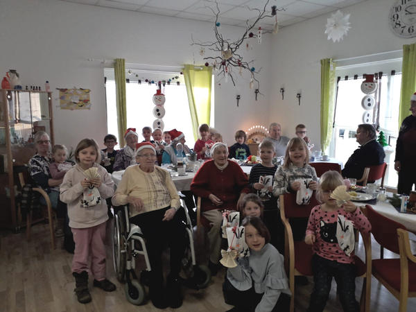 Besuch der Bodespatzen in Seniorenpflege am Zuckerpark in der Weihnachtszeit