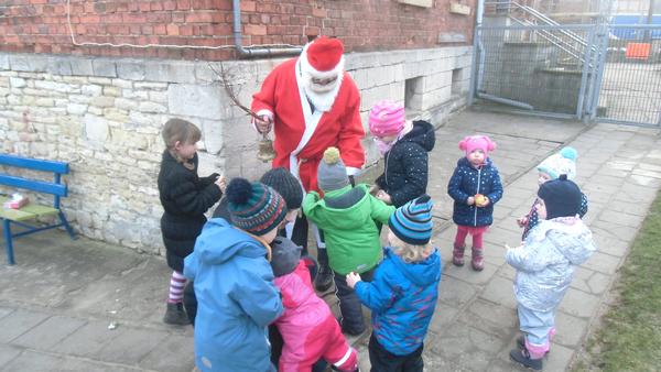 Besuch des Weihnachtsmanns in der Kindertagesstätte Krottorf