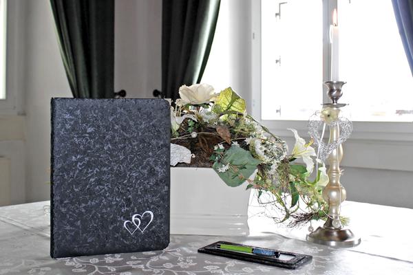 Standesamtliche Trauung in der Westlichen B&ouml;rde - Trauzimmer mit Traubuch