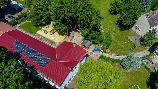 Kita Sonnenschein Hamersleben - Luftaufnahme der Kindertagesst&auml;tte mit Spielplatz und Au&szlig;enbereich