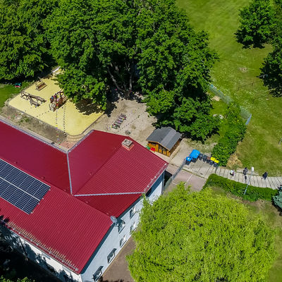 Kita Sonnenschein Hamersleben - Luftaufnahme der Kindertagesst&auml;tte mit Spielplatz und Au&szlig;enbereich