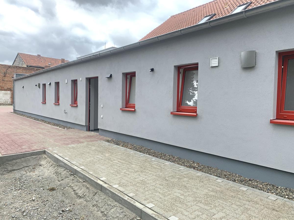 Rückansicht Feuerwehrgerätehaus Gröningen mit Neubau Sozialtrakt