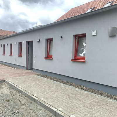 Rückansicht Feuerwehrgerätehaus Gröningen mit Neubau Sozialtrakt
