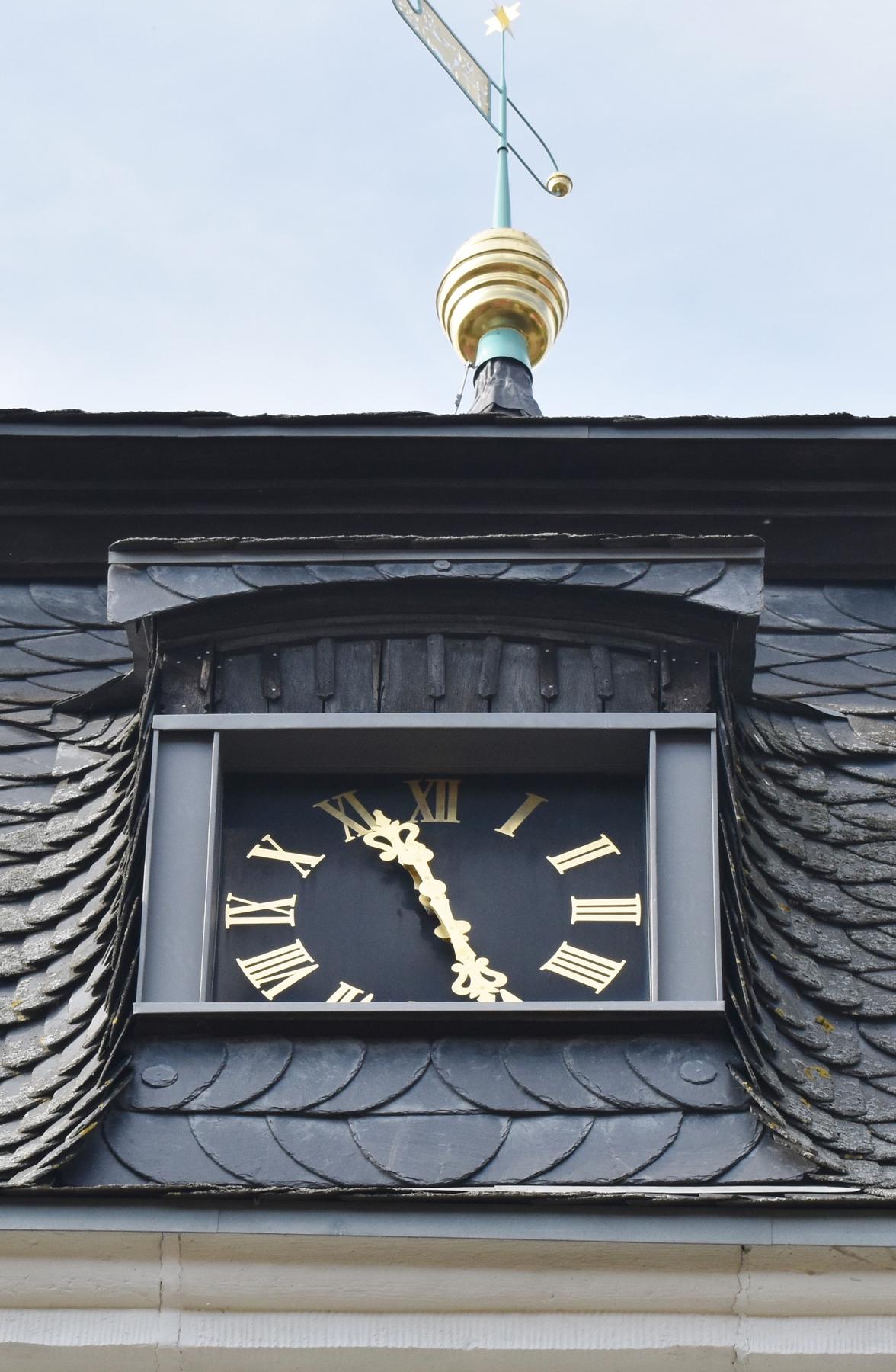 Kirchenuhr und die neu vergoldete Wetterfahne