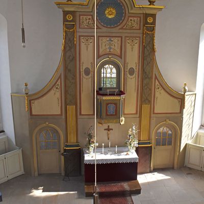 Der sanierte Altar von der Empore aus gesehen in der Oktogonkirche Üplingen