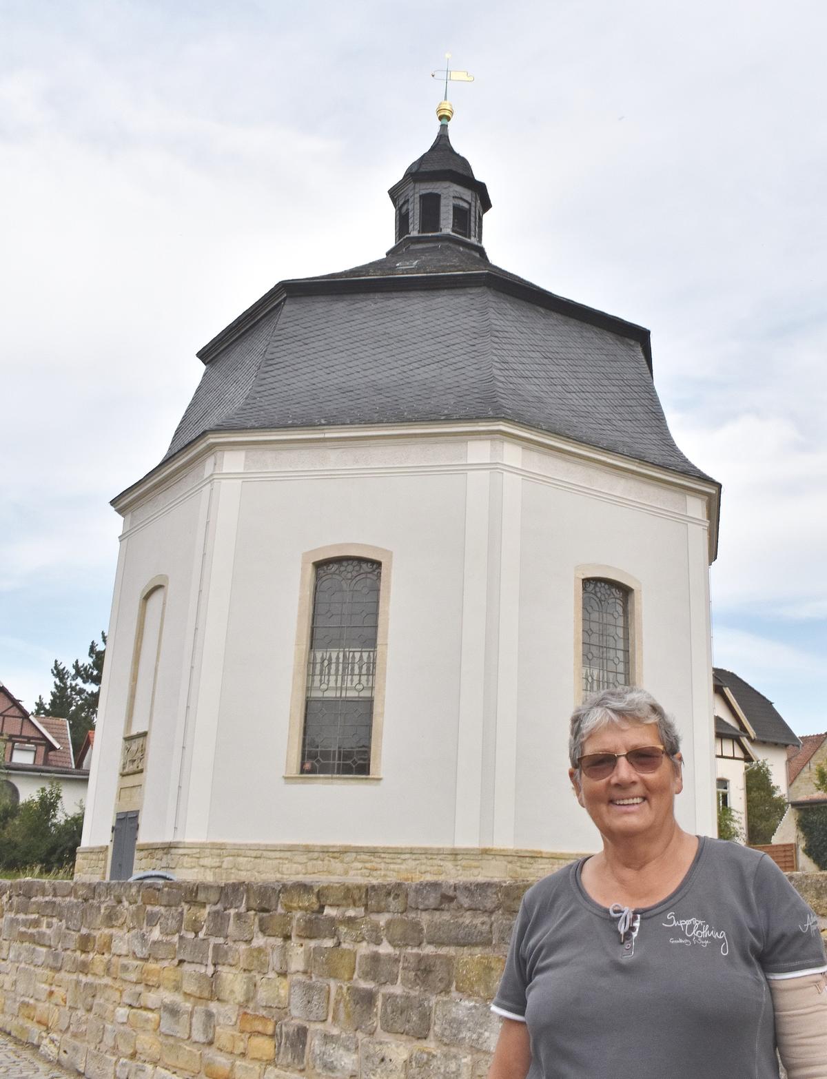 Marianne Mathes vor der Oktogonkirche Üplingen in Ausleben Landkreis Börde