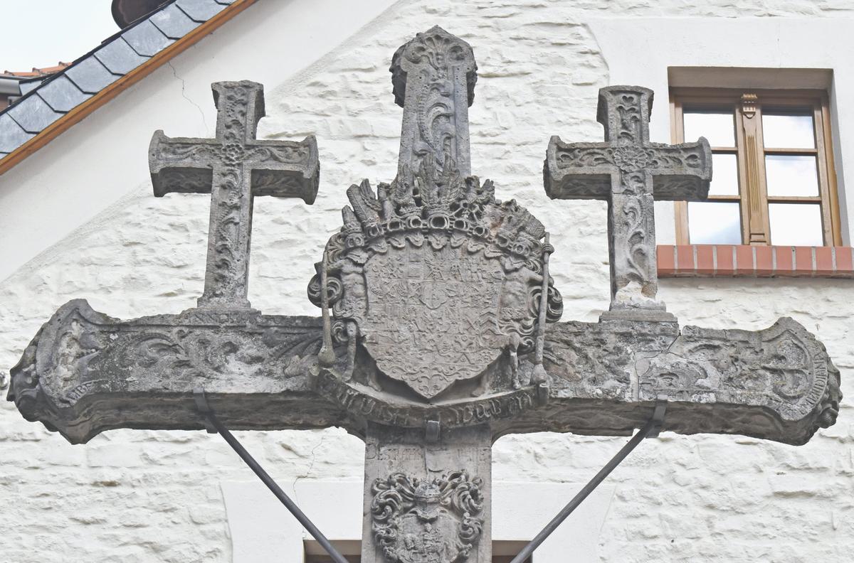 Der obere Teil des Kroppenstedter Freikreuzes, auf dessen Seitenarmen sich unter anderem zwei kleine Kreuze befinden