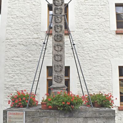 Auf der Vorderseite des Kroppenstedter Freikreuzes befinden sich unter anderem das Kurfürstlich-Brandenburgische Wappen sowie acht Wappen von bedeutenden Bürgermeistern, Richtern und Ratsmännern aus dem 17. Jahrhundert
