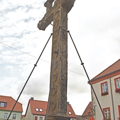 Die eher seltene Sicht auf das Kroppenstedter Freikreuz von hinten. Auch hier befinden sich acht Wappen von Bürgermeistern, Richtern und Ratsmännern aus dem 17. Jahrhundert, als  dieses Sandstein-Bauwerk das einstige Holz-Kreuz ersetzt hat
