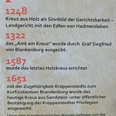 Eine am Freikreuz angebrachte Informationstafel