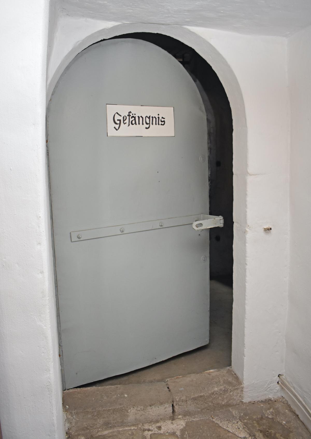 Seit mehreren Hundert Jahren geht es durch diese massive Tür ins Rathaus-Gefängnis