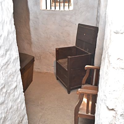 Blick in eine der beiden Gefängniszellen