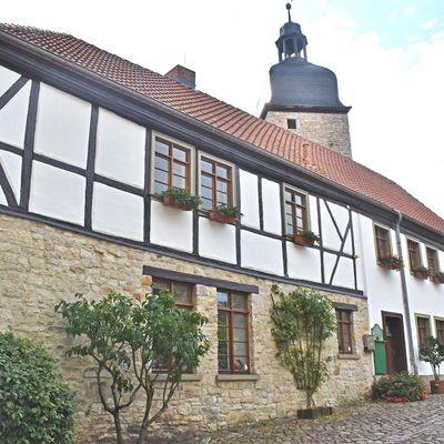 Der Kroppenstedter Eulenturm gehört zu den Wahrzeichen der Stadt und überragt das Heimatmuseum