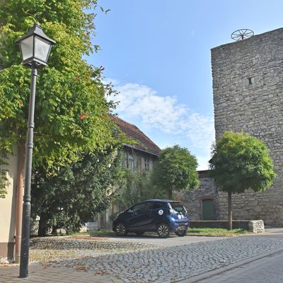 Aus Richtung Egeln ist Kroppenstedt einst mit Hilfe des Breite-Tores begrenzt und gesichert worden. Das war einer von drei Stadteingängen. Noch heute gehört der Breite-Tor-Turm zum Stadtbild