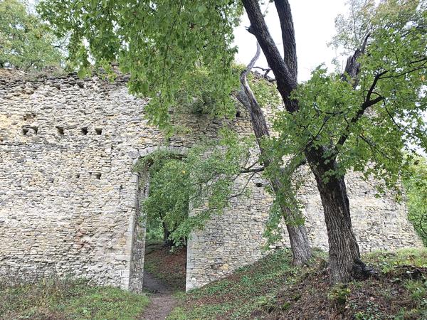 Innenseite der Domburg mit dem großen Torbogen