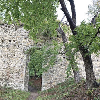 Innenseite der Domburg mit dem gro&szlig;en Torbogen