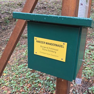 Die Domburg ist eine Station der "Harzer Wandernadel"