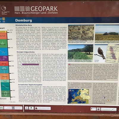 Hinweisschild vor dem Eingang mit Erklrung zur Historie der Domburg im Hakel