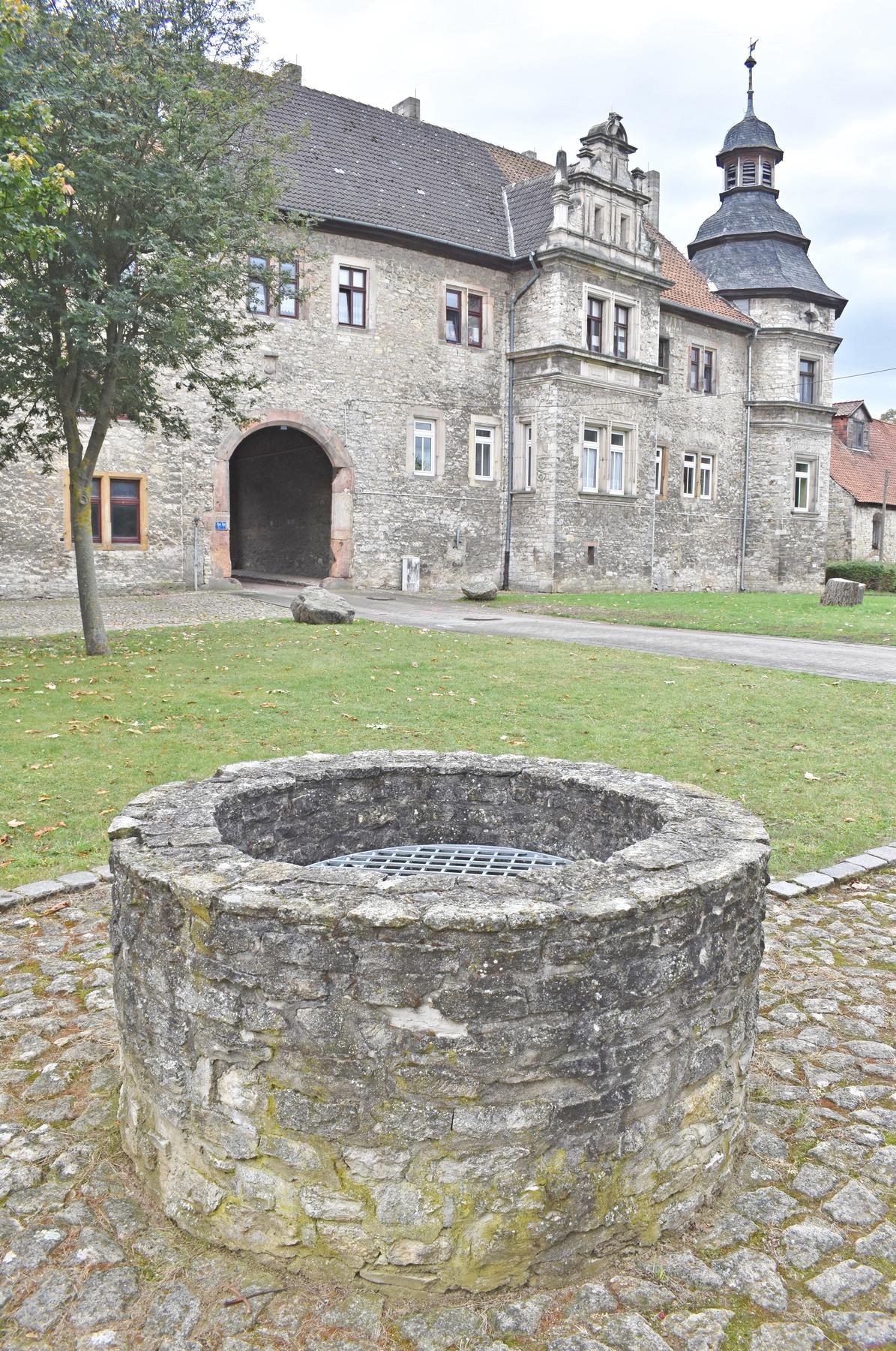 Diese Brunnen-Attrappe ist auf dem Gelände der Vorburg erst in der Neuzeit gebaut worden