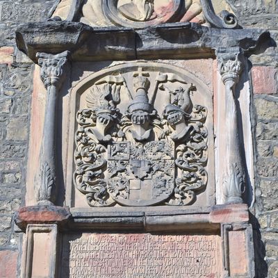 Dieses Wappen ist ein Hinweis darauf, dass auch der Kardinal Albrecht von Brandenburg, der überdies Erzbischof von Magdeburg und Administrator für das Bistum Halberstadt war, einen Anteil am Bau des Krottorfer Schlosses hatte