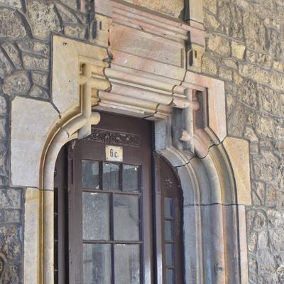 Auch im Portal gibt es in der Fassade ein Wappen-Relief aus der Zeit, in der das Schloss gebaut worden ist