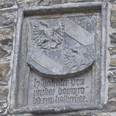 Der Halberstädter Dompropst Balthasar von Neuenstadt hat sich als einer der Bauherren des Krottorfer Schlosses mit seinem Wappen an der Fassade verewigt