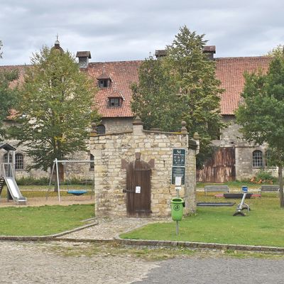 Auf dem Geländer der Vorburg stehen noch einige Wirtschaftsgebäude und befindet sich nun auch ein öffentlicher Spielplatz