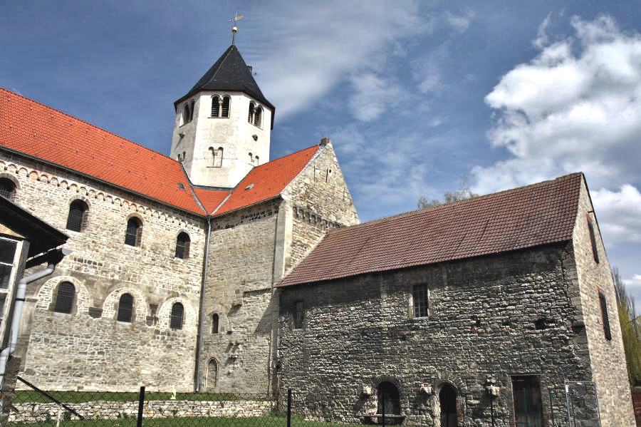 Klosterkirche St. Vitus in Kloster Gröningen "Straße der Romanik" Land Sachsen-Anhalt