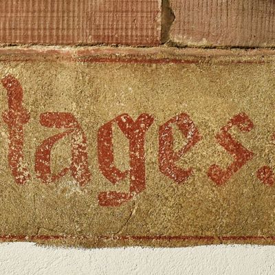 Dieser Schriftzug an einem der Türme erinnert daran, dass das Schloss Gunsleben zu DDR-Zeiten unter anderem als Kindertagesstätte genutzt worden ist.