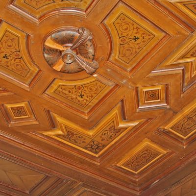 Eine wieder freigelegte Holzvertäfelung aus der Biedermeierzeit im Schloss Gunsleben (Landkreis Börde).