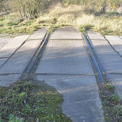 Durch das Große Bruch führte einst auch eine Bahnstrecke, die Anfang der 1990er Jahre eingestellt worden ist. Davon sind nur noch wenige Relikte zu sehen.