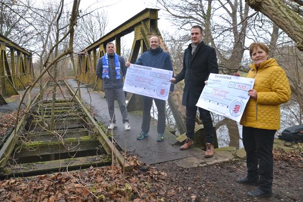 Spendenübergabe Eintracht Gröningen für die Bodebrücke an die Stadt Gröningen