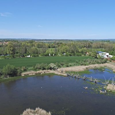 Blick aus Richtung Deesdorf auf den Gr&ouml;ningen Bode-Bootsverleih und Zuckerpark Gr&ouml;ningen