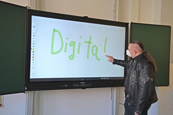 Christian Hielmann zeigt an den neuen Tafeln einige Funktionen