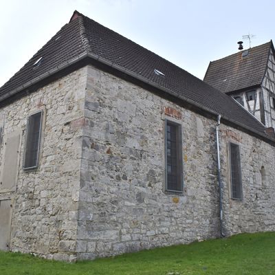 Die Nordseite der Warsleber Marienkirche. Statt eines herkömmlichen Kirchturms hat das Gotteshaus über dem Westgiebel einen außergewöhnlichen Dachreiter aus Fachwerk.