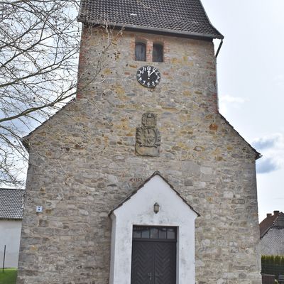 Blick auf die Westseite, an der 1930 für den Eingangsbereich ein kleiner Vorbau errichtet worden ist.