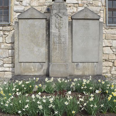 Zum Gedenken an die Gefallenen des 1. Weltkriegs ist 1921 ein Gedenkstein mit zwei Namenstafeln aufgestellt worden.