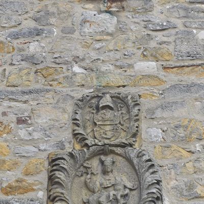 Am Westgiebel der Marienkirche befindet sich unter der Uhr ein Relief, auf dem Maria im dem Kinde, also mit Jesus auf dem Schoß abgebildet ist. 