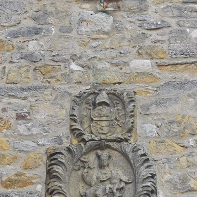 Am Westgiebel der Marienkirche befindet sich unter der Uhr ein Relief, auf dem Maria im dem Kinde, also mit Jesus auf dem Schoß abgebildet ist. 