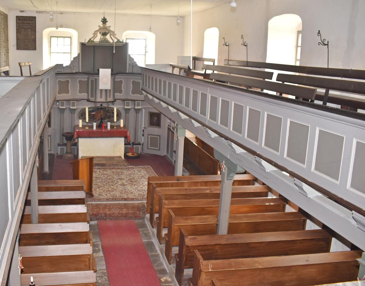 Blick von der Empore in den Kirchenraum in Richtung Altar.
