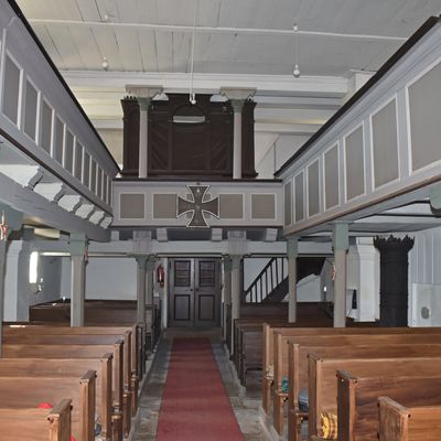 Der Kirchenraum vom in Altar Richtung Ausgang und Orgel gesehen.