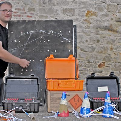 Matthias Pee bei der Vorbereitung eines Gro&szlig;feuerwerks - Pee Pyrotechnik aus Kroppenstedt