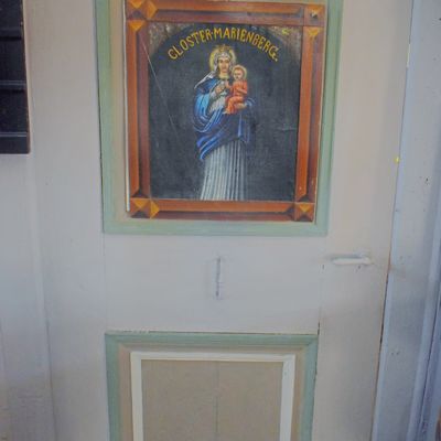 Auf der rechten der beiden Türen neben dem Altar wird mit einem zweiten Maria-Jesus-Bild an  eine frühere Verbindung erinnert, die es auch zum Helmstedter Klosters Marienberg gegeben hat.