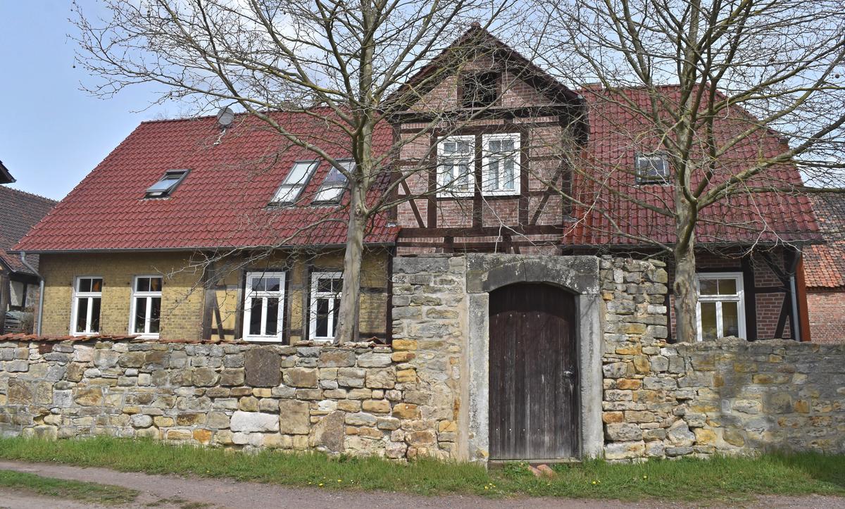 Das Warsleber Pfarrhaus aus dem Jahr 1734, das nicht mehr von der Kirche genutzt, sondern inzwischen privat bewohnt wird.